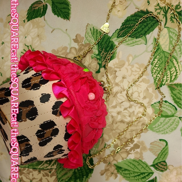 ๐ง Hold my CUPCAKE & watch THiS! Betsey Johnson kitsch kawaii cute clutch purse! - Picture 9 of 16